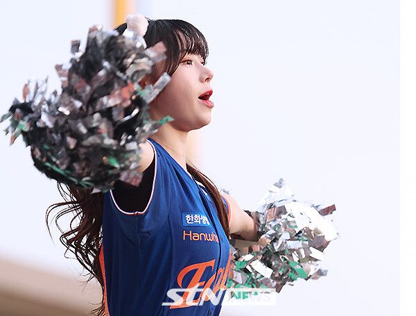 한화 이글스 치어리더 김나연이 8일 오후 서울 잠실구장에서 열린 '2025 프로야구' LG트윈스와 한화이글스의 경기에서 열띤 응원전을 유도하고 있다. /사진=강명호 기자