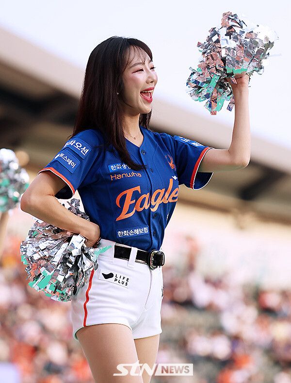 한화 이글스 치어리더 이미래가&nbsp;8일 오후 서울 잠실구장에서 열린 '2025 프로야구' LG트윈스와 한화이글스의 경기에서 열띤 응원전을 유도하고 있다. /사진=강명호 기자