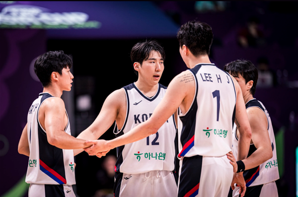 득점 후 환호하는 한국 선수들. /사진=FIBA