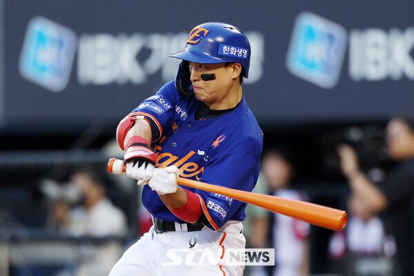 10일 오후 서울 송파구 잠실야구장에서 열린 2025 KBO리그 한화 이글스와 LG 트윈스의 경기, 한화 5회초 공격 1사 주자 2루서 손아섭이 1타점 적시2루타를 때리고 있다. /사진=뉴시스