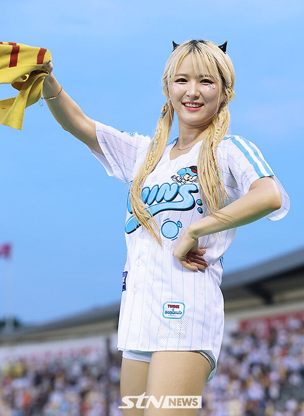 LG 트윈스 치어리더 임혜진이 9일 오후 잠실구장에서 열린 '2025 프로야구' LG와 한화의 경기에서 열띤 응원전을 펼치고 있다. /사진=