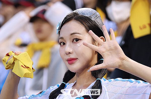 LG 트윈스 치어리더 차영현이 9일 오후 잠실구장에서 열린 '2025 프로야구' LG와 한화의 경기에서 열띤 응원전을 펼치고 있다. /사진=강명호 기자