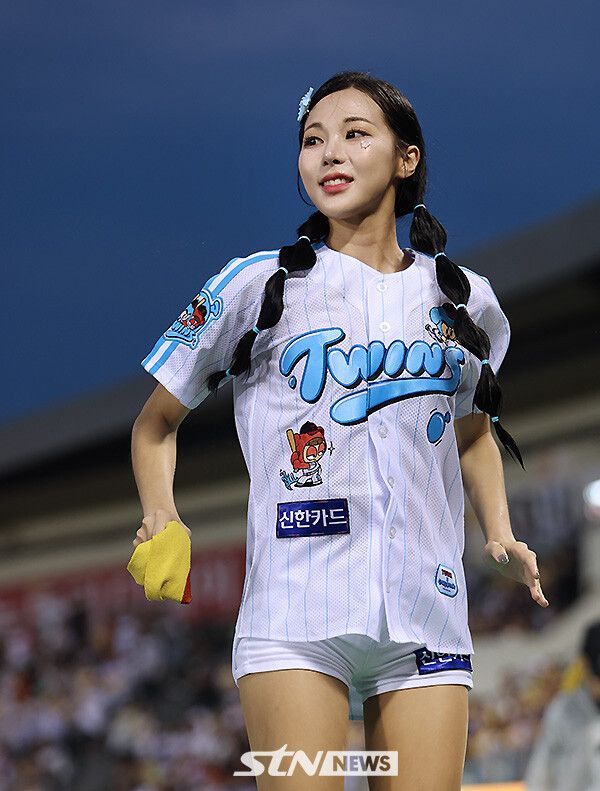 LG 트윈스 치어리더 차영현이 9일 오후 잠실구장에서 열린 '2025 프로야구' LG와 한화의 경기에서 열띤 응원전을 펼치고 있다. /사진=강명호 기자