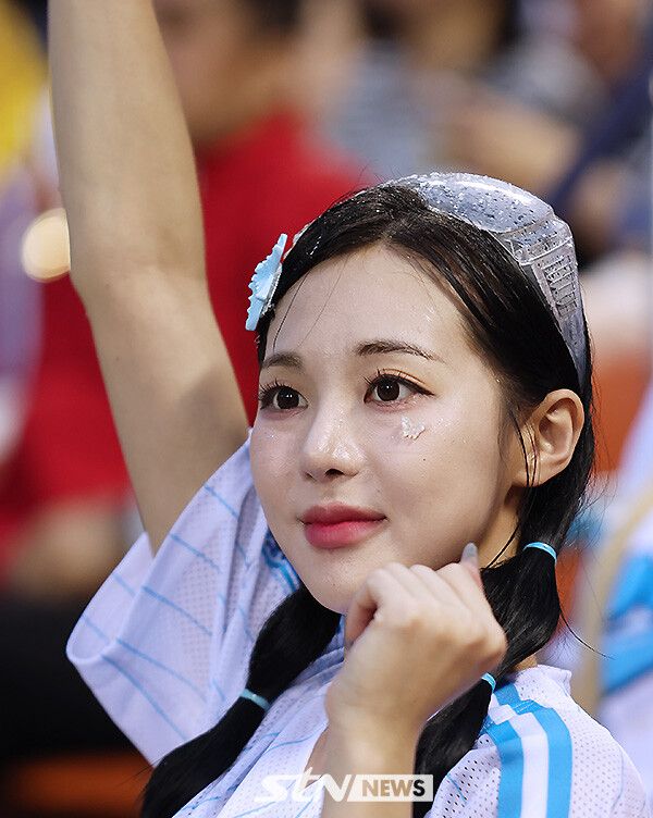 LG 트윈스 치어리더 차영현이 9일 오후 잠실구장에서 열린 '2025 프로야구' LG와 한화의 경기에서 열띤 응원전을 펼치고 있다. /사진=강명호 기자