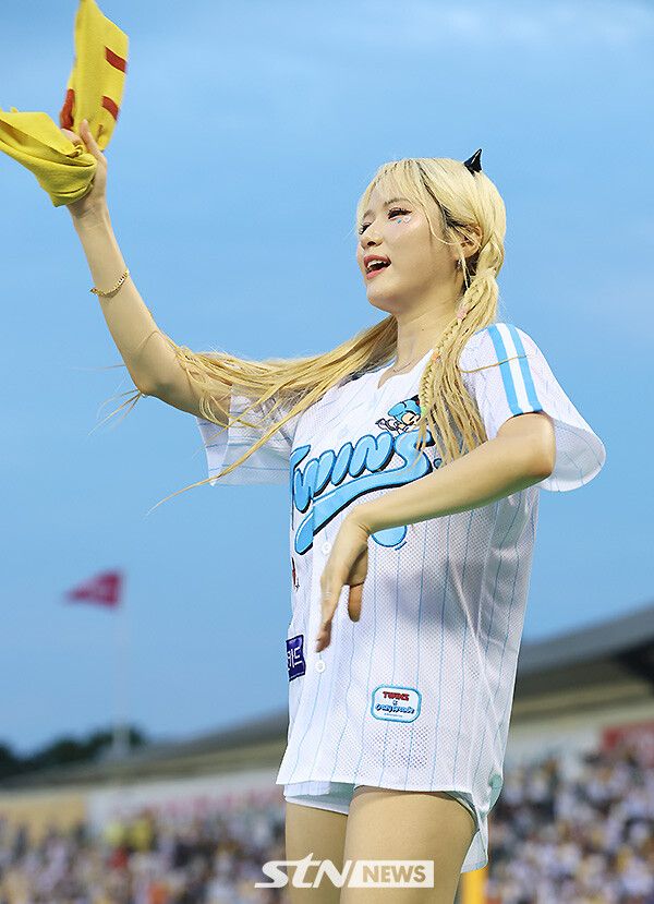 LG 트윈스 치어리더 임혜진이 9일 오후 잠실구장에서 열린 '2025 프로야구' LG와 한화의 경기에서 열띤 응원전을 펼치고 있다. /사진=강명호 기자