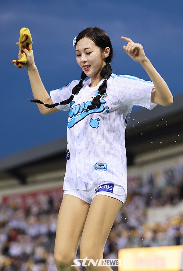 LG 트윈스 치어리더 차영현이 9일 오후 잠실구장에서 열린 '2025 프로야구' LG와 한화의 경기에서 열띤 응원전을 펼치고 있다. /사진=강명호 기자