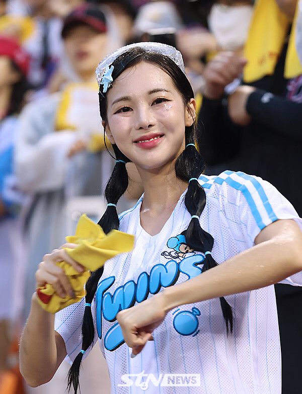 LG 트윈스 치어리더 차영현이 9일 오후 잠실구장에서 열린 '2025 프로야구' LG와 한화의 경기에서 열띤 응원전을 펼치고 있다. /사진=강명호 기자