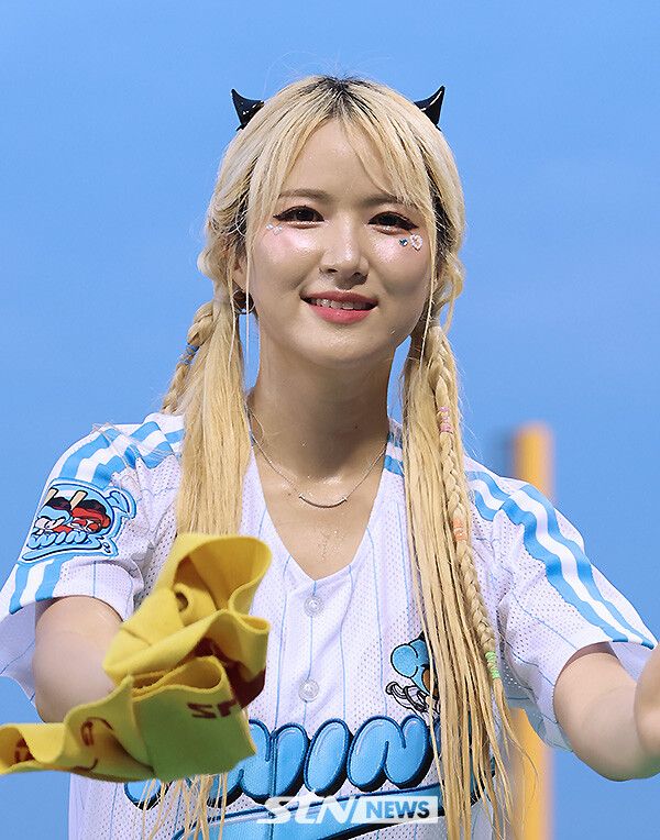 LG 트윈스 치어리더 임혜진이 9일 오후 잠실구장에서 열린 '2025 프로야구' LG와 한화의 경기에서 열띤 응원전을 펼치고 있다. /사진=강명호 기자