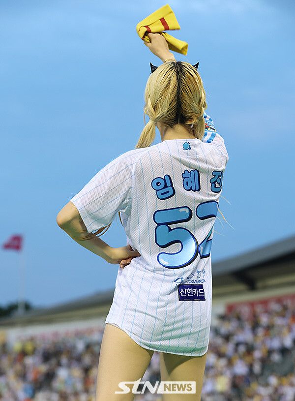 LG 트윈스 치어리더 임혜진이 9일 오후 잠실구장에서 열린 '2025 프로야구' LG와 한화의 경기에서 열띤 응원전을 펼치고 있다. /사진=강명호 기자