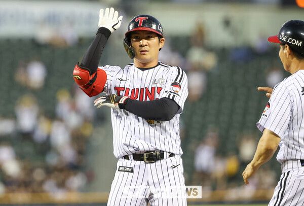 6일 서울 송파구 잠실야구장에서 열린 2025 KBO리그 두산 베어스와 LG 트윈스의 경기, 4회 말 2사 만루 상황 LG 오지환이 2타점 적시타를 친 뒤 세리머니 하고 있다. /사진=뉴시스