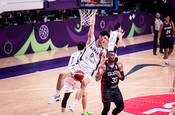덩크를 꽂는 하윤기. /사진=FIBA