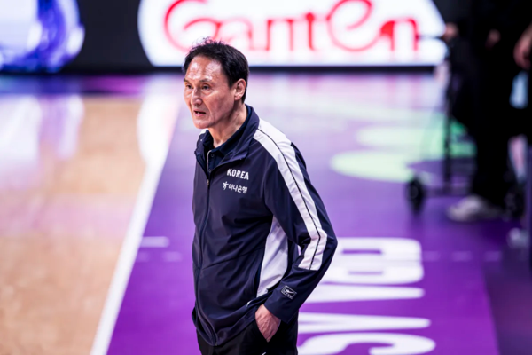 남자농구 대표팀의 안준호 감독. /사진=FIBA