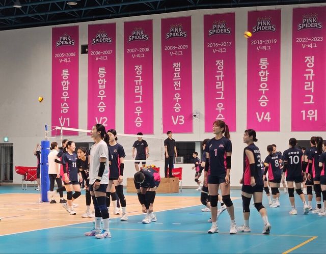세화여중, 세화여고와 합동훈련을 진행한 흥국생명 핑크스파이더스. /사진=흥국생명 핑크스파이더스
