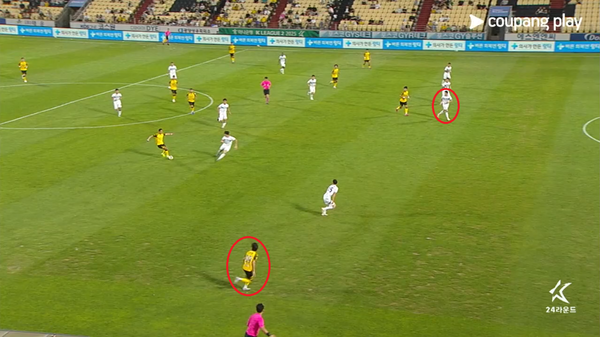 전남드래곤즈-천안시티FC의 하나은행 K리그2 24라운드 경기에서 논란이 된 오프사이드 장면. /사진=쿠팡플레이 중계 화면 캡쳐