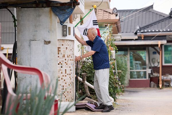 양주시 마전동 태극기 게양중인 어르신. / 사진= 양주시