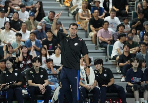 15일 오후 2시 진주실내체육관에서 치러진 스웨덴과의 2025 코리아인비테이셔널 진주 국제여자배구대회 3차전에서 대한민국의 페르난도 모랄레스 감독이 지시 중이다. /사진=대한배구협회