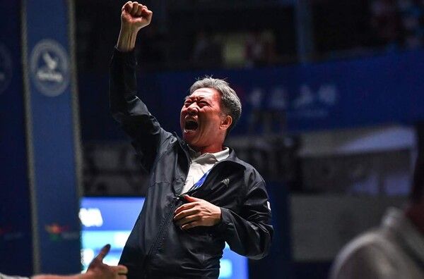 양달식 감독이 전국대회 우승을 하고 포효하고 있다. /사진=화성특례시 펜싱팀