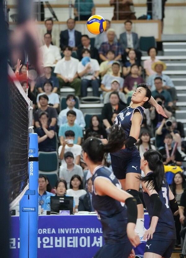 15일 오후 2시 진주실내체육관에서 치러진 스웨덴과의 2025 코리아인비테이셔널 진주 국제여자배구대회 3차전에서 대한민국의 문지윤이 공격을 시도하고 있다. /사진=대한배구협회