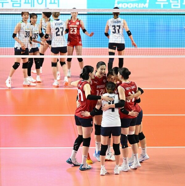 16일 진주실내체육관에서 치러진 일본과의 2025 코리아인비테이셔널 진주 국제여자배구대회 4차전에서 대한민국 선수단이 득점 후 기뻐하고 있다. /사진=대한배구협회