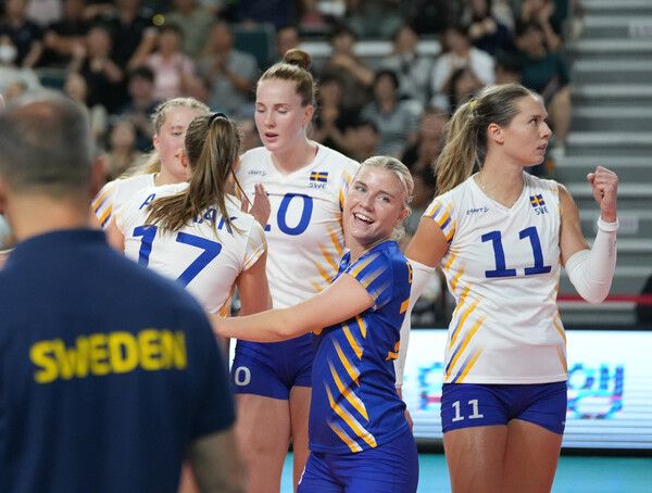 15일 진주실내체육관에서 치러진 2025 코리아인비테이셔널 진주 국제여자배구대회 3차전에서 스웨덴의 이자벨 하크(가운데 10번)가 대한민국을 상대로 득점 후 동료들과 기뻐하고 있다. /사진=대한배구협회