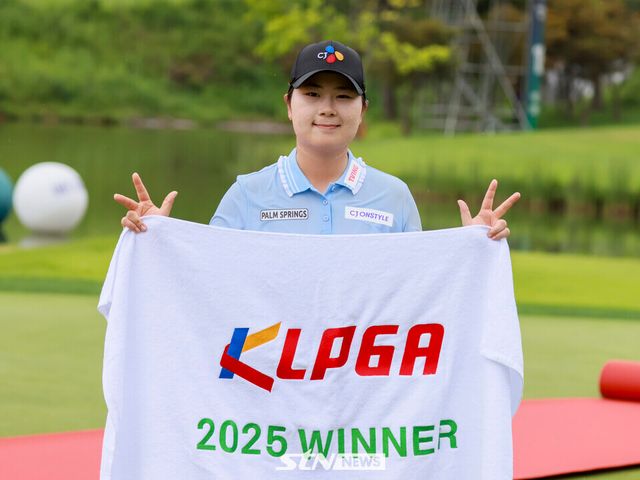 17일 경기도 포천시에 위치한 몽베르 컨트리클럽 가을·겨울 코스(파72)에서 열린 KLPGA 투어 메디힐·한국일보 챔피언십(총상금 10억원)에서 우승한 홍정민이 우승 타월을 들고 포즈를 취하고 있다. /사진=손진현 기자