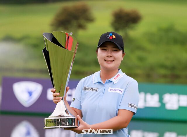 17일 경기도 포천시에 위치한 몽베르 컨트리클럽 가을·겨울 코스(파72)에서 열린 KLPGA 투어 메디힐·한국일보 챔피언십(총상금 10억원)에서 우승한 홍정민이 우승 트로피를 들고 포즈를 취하고 있다. /사진=손진현 기자