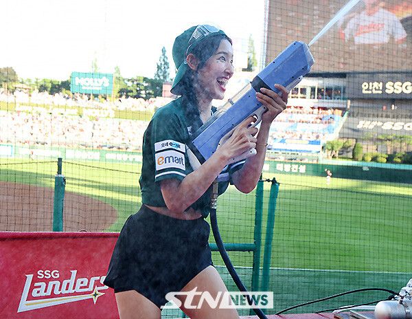 SSG 치어리더 이수진이 16일 오후 인천 SSG랜더스필드에서 펼쳐진 '2025 프로야구' SSG와 LG의 경기에서 관중석을 향해 물총세례를 선보이고 있다. /사진=강명호 기자