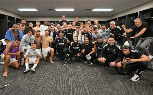 17일 오전(이하 한국시각) 미국 매사추세츠주 폭스버러의 질레트 스타디움에서 열린 뉴잉글랜드와의 2025 MLS 정규리그 27라운드 원정 경기에 선발 출전해 1호 도움을 올린 손흥민이 경기 종료 후 라커룸에서 선수들과 기뻐하는 모습. /사진=LAFC