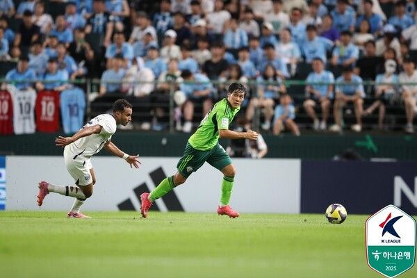 전북현대 최철순(오른쪽). /사진=한국프로축구연맹