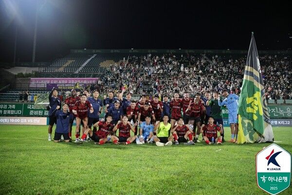 16일 경기도 김포솔터축구장에서 열린 하나은행 K리그2 2025 25라운드 수원삼성을 3-1로 꺾은 김포FC 선수단. /사진=한국프로축구연맹