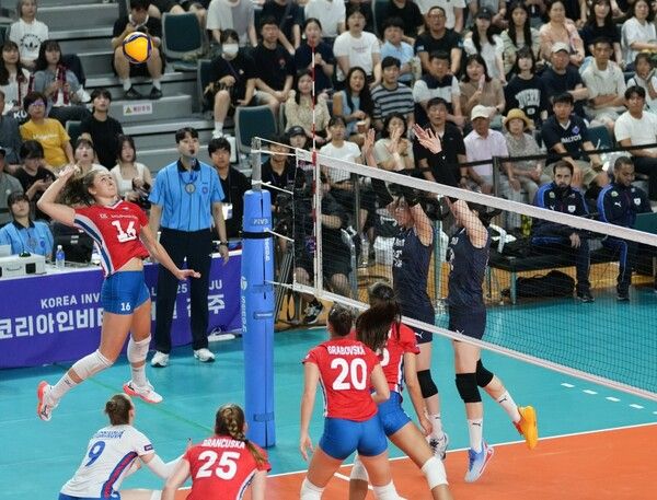17일 경남 진주의 진주실내체육관에서 열린 '2025 코리아인비테이셔널 진주 국제여자배구대회' 최종 5차전 체코전 경기 모습. /사진=대한배구협회