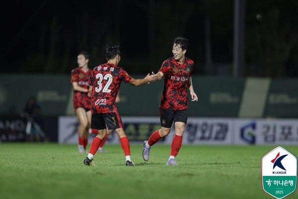 16일 경기도 김포솔터축구장에서 열린 하나은행 K리그2 2025 25라운드 수원삼성을 3-1로 꺾은 김포FC 선수단. /사진=한국프로축구연맹