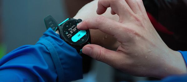 15일 스포츠 IT 기업 브이씨가 러닝 브랜드 ‘뉴런(NU:RUN)’을 공식 런칭하고, 러닝워치 R21를 선보였다.(▲ 브이씨, 러닝 브랜드 뉴런 출시) /사진=브이씨