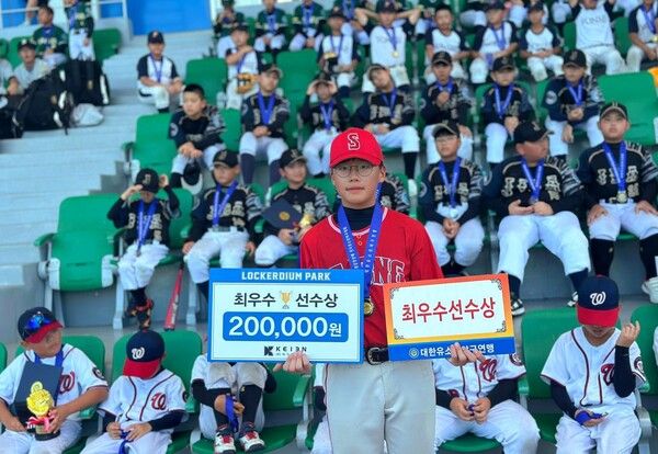9일부터 14일까지 전북 순창군 팔덕야구장 등 일대에서 열린 제9회 순창강천산배 전국유소년야구대회 정상에 오른 세종시유소년야구단 민승재. /사진=대한유소년야구연맹
