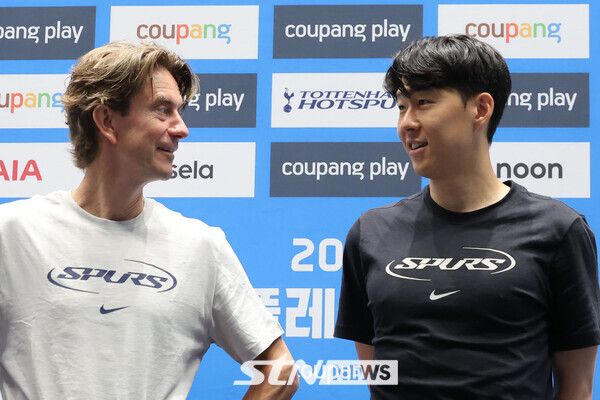잉글랜드 프리미어리그 토트넘 홋스퍼 토마스 프랭크 감독과 손흥민이 2일 오전 서울 여의도 IFC몰에서 열린 2025 쿠팡플레이 시리즈 토트넘 기자회견에서 대화를 나누고 있다. /사진=뉴시스