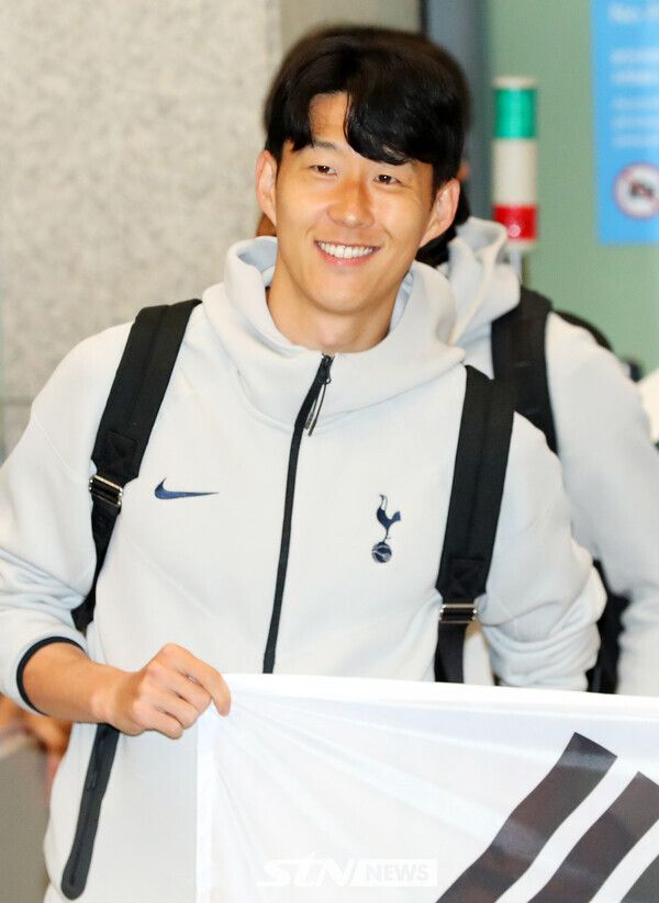 토트넘 홋스퍼의 손흥민이 1일 오후 인천국제공항 제1터미널을 통해 입국해 팬들에게 인사를 하고 있다. 토트넘은 오는 3일 오후 8시 서울 월드컵경기장에서 뉴캐슬 유나이티드와 친선전을 치른다. /사진=뉴시스