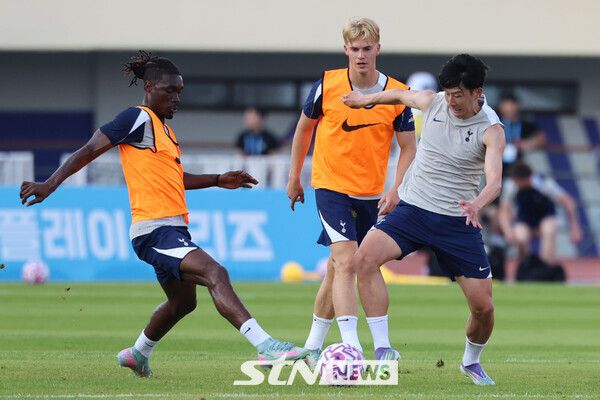 2일 안양종합운동장에서 진행된 2025 쿠팡플레이 시리즈 오픈트레이닝에서 훈련에 임하고 있는 손흥민(베이지 트레이닝복). /사진=뉴시스