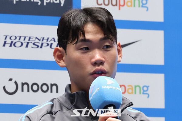 잉글랜드 프리미어리그 뉴캐슬 유나이티드 박승수가 2일 서울 여의도 IFC몰에서 열린 2025 쿠팡플레이 시리즈 뉴캐슬 기자회견에서 취재진 질의에 답하고 있다. /사진=뉴시스