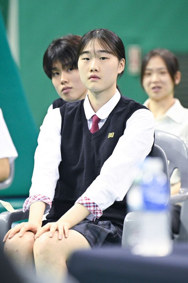 교복을 입고 자신의 이름이 호명되기 기다리고 있는 이가현. 전체 1순위로 신한은행행이 확정됐다. /사진=WKBL