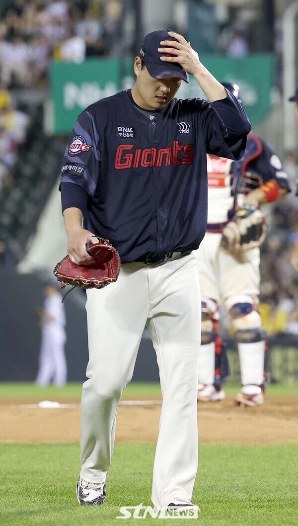 20일 서울 송파구 잠실야구장에서 열린 2025 프로야구 롯데 자이언츠 vs LG 트윈스 경기, 6회말 2사 주자 1,2루 상황, 롯데 선발투수 나균안이 교체돼 마운드에서 내려오고 있다. /사진=뉴시스