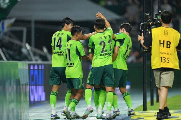 전북현대 선수단이 김영빈의 선제골 이후 기뻐하고 있다. /사진=전북현대
