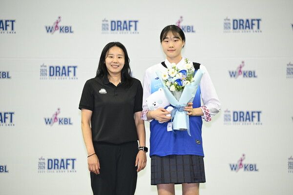신한은행 최윤아 감독(좌측)과 전체 1순위 이가현(우측). /사진=WKBL