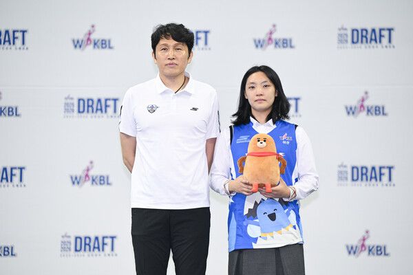 우리은행 위성우 감독과 박소영. /사진=WKBL