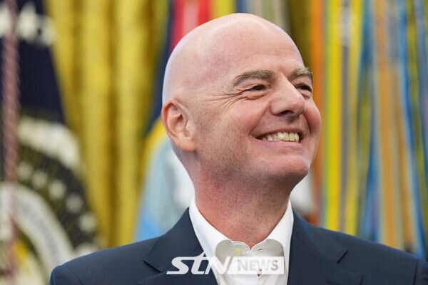 워싱턴 DC 대통령 집무실에 초청된 지안니 인판티노 FIFA 회장. /사진=뉴시스(AP)