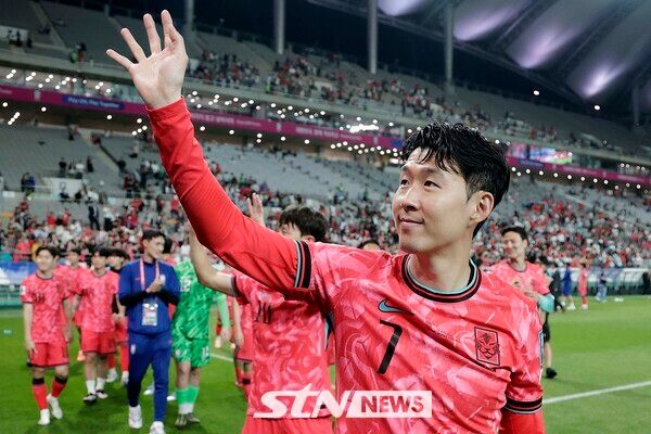 11회 연속 월드컵 본선 진출에 성공한 한국 축구대표팀 손흥민이 10일 서울 마포구 서울월드컵경기장에서 열린 2026 국제축구연맹(FIFA) 북중미월드컵 아시아 3차 예선 쿠웨이트와 경기를 마치고 경기장을 돌며 관중들에게 인사하고 있다. 사진┃뉴시스
