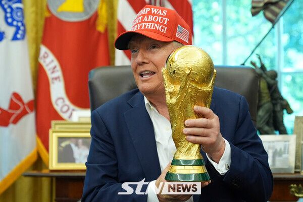 트로피를 손에 들고 얘기하는 도날드 트럼프 미국 대통령. /사진=뉴시스(AP)