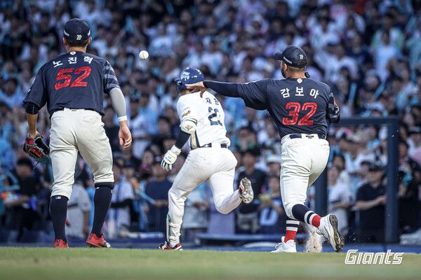 롯데 자이언츠 1루수 노진혁과 투수 알렉 감보아. /사진=롯데 자이언츠