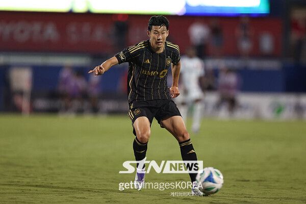 24일 오전(이하 한국 시간) 미국 텍사스주 댈러스의 도요타 스타디움에서 열린 댈러스FC와의 2025시즌 MLS 서부 콘퍼런스 28라운드 원정 경기에 선발 출전한 손흥민이 드리블 돌파하고 있다. /사진=게티이미지코리아