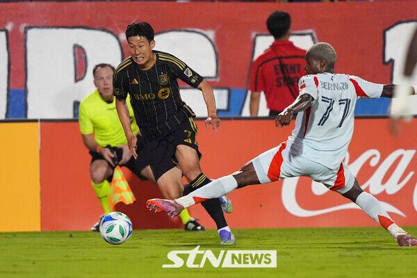 로스앤젤레스(LA) FC의 손흥민이 23일(현지 시간) 미 텍사스주 프리스코 도요타 스타디움에서 열린 2025 메이저리그사커(MLS) FC 댈러스와 경기 중 상대 공격수를 제치고 돌파를 시도하고 있다. 손흥민은 전반 6분 프리킥으로 선제골을 넣어 MLS 데뷔골을 기록했다. /사진=뉴시스(AP)