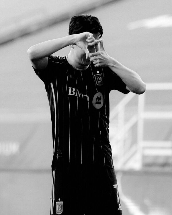 24일 오전(이하 한국 시간) 미국 텍사스주 댈러스의 도요타 스타디움에서 열린 댈러스FC와의 2025시즌 MLS 서부 콘퍼런스 28라운드 원정 경기에 선발 출전한 손흥민이 데뷔골을 넣고 세레모니를 펼치고 있다. /사진=LAFC 공식 SNS